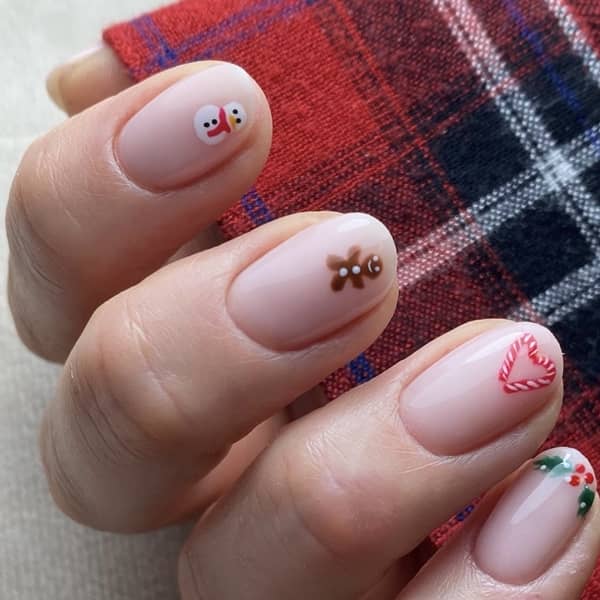 manicure hybrydowy ze świątecznymi zdobieniami