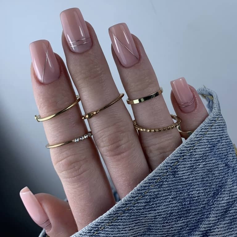 paznokcie żelowe ze złotym akcentem