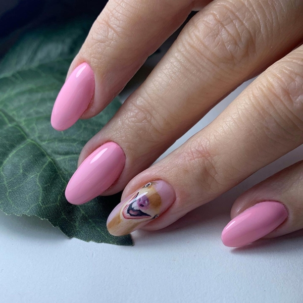 różowe paznokcie ze zdobieniem postać sida leniwca