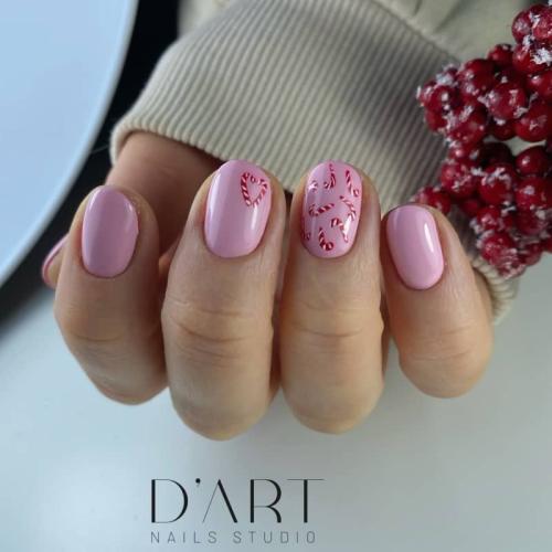 Różowe paznokcie ze zdobieniami świątecznymi