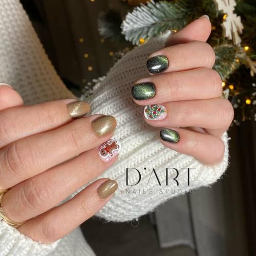 Zielono złote świąteczne paznokcie ze zdobieniami